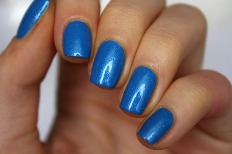 beach toes blue nail polish